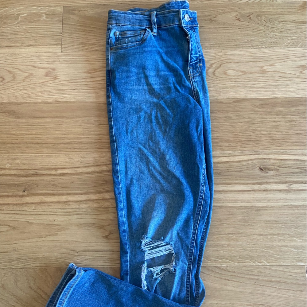 Top shop ankle length distressed jean sz 30